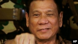 菲律賓總統杜特爾特於2016年8月25日在訪問軍營時的握拳姿態。