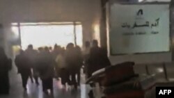 根據這張2024年12月26日發佈在社群媒體上的用戶生成內容(UGC)影片截圖顯示，在薩那國際機場遭到以色列襲擊後，旅客們驚慌失措地湧出機場。