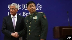 그리스 남동부 아르고리다 지역 코스타 마을에 산불이 발생한 가운데 화재진압 비행기가 물을 뿌리며 하늘을 날고 있다.