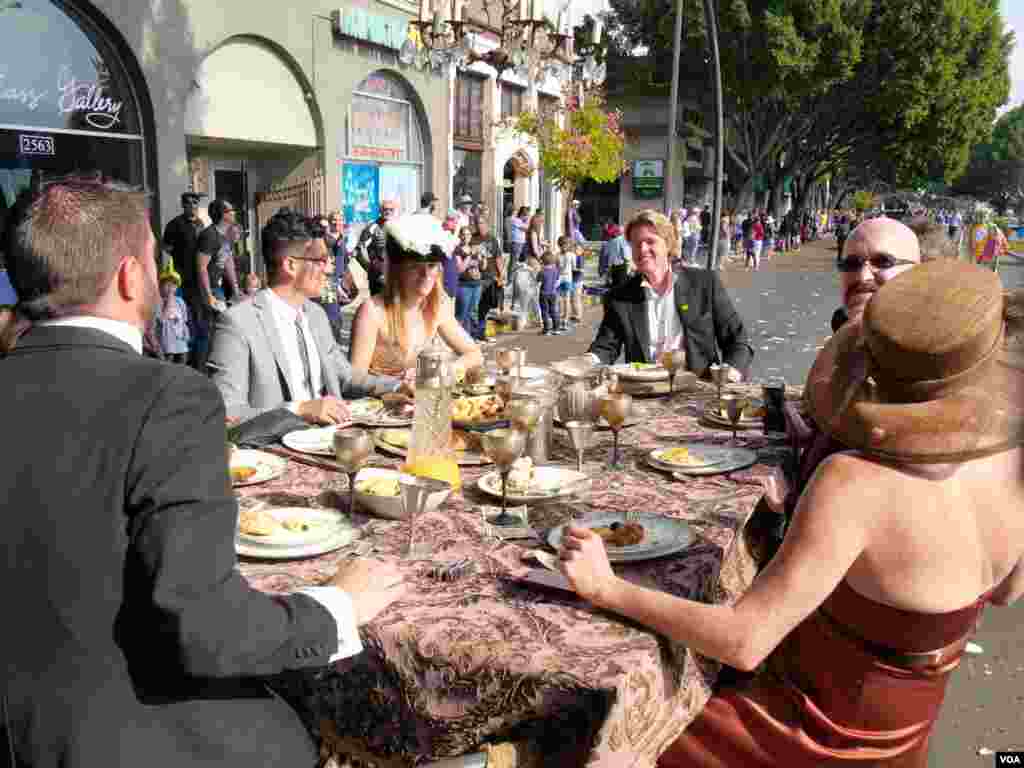 带水晶灯的行动餐桌（美国之音国符拍摄）