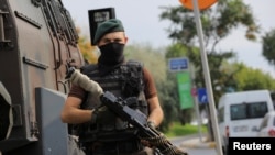 一名特警守卫在伊斯坦布尔街头（2016年7月18日）