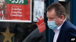 英国首席谈判代表大卫·弗罗斯特抵达布鲁塞尔英国脱欧谈判代表团办公室。事实证明，欧盟在英国水域的捕鱼权是达成英国退欧后贸易协议的障碍。(2020年12月19日)