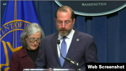 美国卫生部长阿扎尔与疾控中心首席副主任舒卡特等官员就新冠病毒疫情举行记者会。(2020年2月25日)