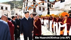 中国领导人习近平参观位于西藏拉萨西郊的哲蚌寺。 （2021年7月22日）