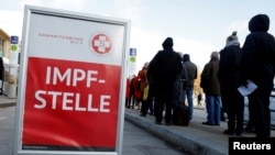 奧地利維也納居民排隊接種新冠病毒疫苗。（2021年11月18日）