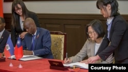 台湾总统蔡英文与海地总统莫伊兹签署联合公报（台湾总统府图片)