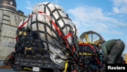 (ພາບ​ໃນ​ແຟມ) ທະ​ຫານກອງ​ທັບ​ເຮືອ​ສະ​ຫະ​ລັດກຽມເອົາວັດ​ຖຸ​ຈາກ​ບາ​ລ​ລູນ​​ຈີນ​ທີ່​ບິນ​ໃນ​ລະ​ດັບ​ສູງ ແລະ​ຖືກ​ຍິງ​ຕົກ​ໃນ​ມະ​ຫາ​ສະ​ໝຸດ​ແອັດ​ລັງ​ຕິກນັ້ນ​ໄປ (ພາບນຳ​ອອກ​ເຜີຍ​ແຜ່​ໂດຍກອງ​ທັບ​ເຮືອ​ສະ​ຫະ​ລັດໃນ​ນະ​ຄອນ​ຫລວງວໍ​ຊິງ​ຕັນ, ວັນ​ທີ 13 ກຸມ​ພາ, 2023) 