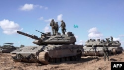 资料照片：以色列军人和坦克在加沙南部拉法城的东部集结。（2024年5月10日）