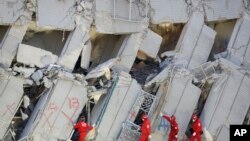 救援人員正在搜尋生還者