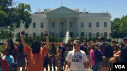 5月25日，一批抗議人士在白宮前示威要求關閉關塔納摩灣