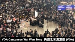 一群香港航空業職工在香港國際機場一號客運大樓入境大廳發起7-26”和你飛”反送中集會，呼籲國際社會關注香港反送中民間5大訴求，主辦單位估計截止下午4時左右，有2,500人參與。（攝影: 美國之音湯惠芸）