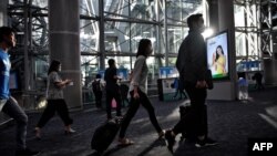 戴着口罩的旅客抵达泰国曼谷的素万那普国际机场。（2020年1月24日）