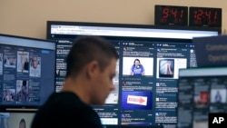 加利福尼亞州門洛帕克，一名臉書工作人員在監視平台上選舉有關內容。 （2018年10月17日）