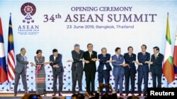 东盟国家领导人2019年6月23日在泰国曼谷举行的第34届东盟峰会上合影。
