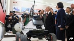 資料照：俄羅斯總統普京2024年5月17日在中國哈爾濱參觀科技展。 （克里姆林宮照片）