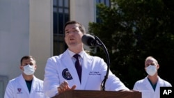 白宫总统医生肖恩·康利海军中校10月3日在马里兰州沃尔特-里德国家军事医疗中心外面向媒体通报总统健康状况。