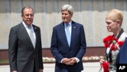 美國國務卿克里與俄羅斯國防部長拉夫羅夫。(資料照)