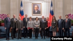 台灣總統蔡英文2018年11月30日在總統府會見美國外交政策全國委員會訪問團(台灣總統府照片)