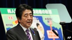 日本首相安倍晉2014年7月向記者解釋日本集體自衛權對聯防條約的重要性 （資料圖片） 