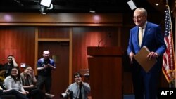 美國會參議院通過了一項對烏克蘭、以色列和台灣等盟友的援助開支法案。參議院多數黨領袖查克·舒默（Chuck Schumer 右）在國會大廈舉行記者會。（2024年2月13日）