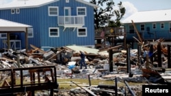 ປະ​ຊາ​ຊົນ​ເມືອງ ຄີ​ຕັນ ບີດ​ຈ໌ ຊອກ​ຫາ​ວັດ​ຖຸ​ສິ່ງ​ຂອງຫຼັງ​ຈາກ​ເຮືອນ​ຂອງ​ເຂົາ​ເຈົ້າ​ຖືກ​ພາ​ຍຸ​ເຮີ​ຣິ​ເຄນ ພັດ​ຈົນ​ໝຸ່ນ​ໝົດ, ລັດ​ຟ​ລໍ​ຣິ​ດາ, 29 ກັນ​ຍາ 2024.REUTERS/Octavio Jones