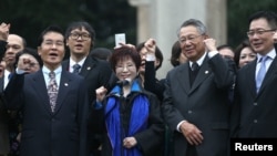 國民黨主席洪秀柱（女），國民黨副主席詹啟賢（右起第二人），國民黨政策會執行長蔡正元（右起第一人）和國民黨中評會主席團主席張榮恭在南京中山陵（2016年10月31日）