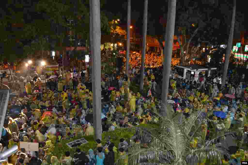 雨中學生集會現場（美國之音申華拍攝）