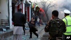 2017年3月13日星期一，阿富汗喀布尔发生自杀炸弹袭击事件之后，一个女子在叫喊。阿富汗内政部发言人说，袭击者的目标是一辆运载雇员的面包车。