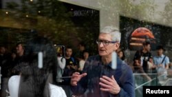 蘋果公司行政總裁庫克於2018年10月9日訪問上海一家蘋果商店。