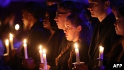 英國倫敦的民眾在2020年1月27日“大屠殺紀念日”點燃蠟燭舉行紀念儀式。