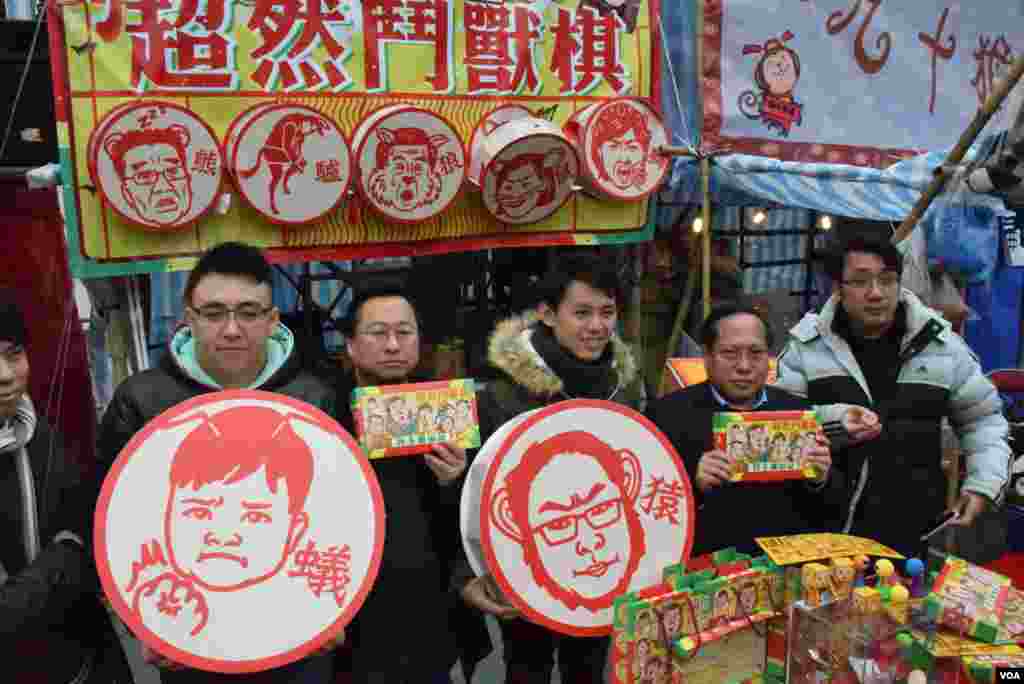 香港民主黨創意媒體部部長黎敬瑋(左一)、副主席羅健熙(中)、前主席何俊仁(右二)出席年宵攤位揭幕。（美國之音湯惠芸攝）