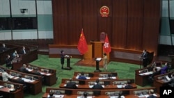 2022年，新當選的香港議員特首林鄭月娥監誓下“宣誓”就任。 （美聯社）