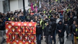 在法國，抗議者舉著“一切剛剛開始”的橫幅，遊行紀念“黃背心”運動爆發一周年。 (2019年11月16日)