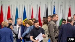 2024年6月16日，烏克蘭總統連斯基（中）在盧塞恩附近的盧塞恩附近的布爾根施托克勝地出席烏克蘭和平峰會全體會議時查看文件。