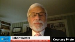 美国国务院民主、人权及劳工事务局助理国务卿罗伯特·德斯特罗2020年4月29日通过视频从美国维吉尼亚州家中对在台北参加“全球合作及训练架构”线上工作坊与会人士发表开幕讲话。（取自台湾外交部网站)