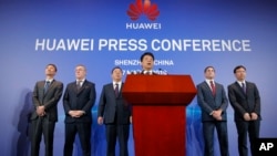 华为公司2019年3月7日在深圳召集新闻发布会宣布起诉美国政府，华为轮值董事长郭平在其他管理人员前讲话。