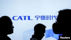 中國電池製造商寧德時代2023年4月18日在上海車展的標誌。 (路透社)