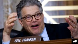 美国民主党明尼苏达州参议员弗兰肯(Al Franken)在华盛顿国会山的能源与自然资源委员会听证会上。