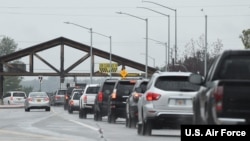 资料照：2022年7月30日，汽车排队进入阿拉斯加州的埃尔门多夫-理查森联合基地博尼法斯大门，参加“北极雷霆”开放日活动。