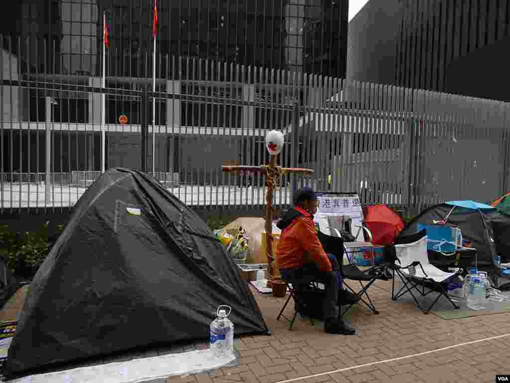 部份立法會示威區留守者轉到附近政府總部公民廣場對出的行人路繼續佔領