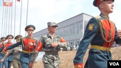 在8月份奥卡河上有中国工程部队参加的俄罗斯国际军事比赛中，比赛开幕式上的俄中仪仗兵。