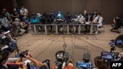 香港立法會議員涂謹申、朱凱廸與12名被大陸拘留的港人家屬召開記者會。（2020年9月12日）