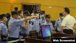 中国法学家徐昕在包头法庭上遭法警吼叫 （李永恒律师微博图片 ）