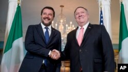 美國國務卿蓬佩奧週一在國務院會見意大利副總理薩爾維尼握手。(2019年6月17日)
