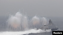 台湾海军在高雄港外举行军事演习。（2016年1月27日）