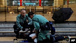 香港警方在2019年10月5日在街上拘捕一名示威者。