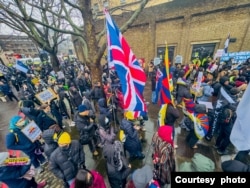 大約三千示威者在英國時間2月8日星期六下午在舊皇家鑄幣廠前示威，抗議中國當局計劃在該地段興建新的駐倫敦大使館。（CKW向美國之音提供照片）