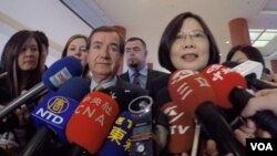 美國眾議員羅伊斯星期一和蔡英文面對媒體（美國之音國符拍攝）