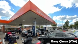 倫敦加油站前汽車排起長龍。 （照片來源：Barış Çimen, VOA)