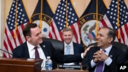 资料照：美国众议院美国与中国共产党战略竞争特设委员会主席麦克·加拉格尔(左)与副主席拉贾·克里希那莫提。(2023年2月28日）